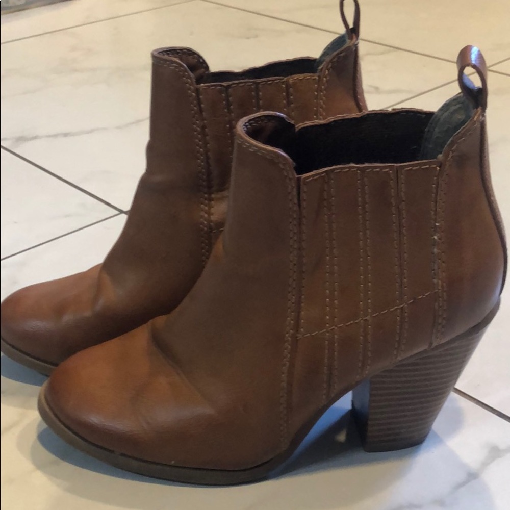 Francesca’s size 7.5 Brown Heeled Booties